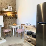 דירה Traditional Stone House In