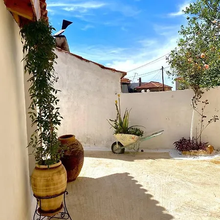 Daire Traditional Stone House In Chandrinos