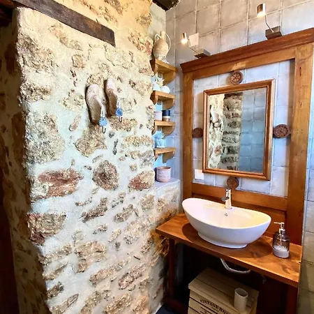 Traditional Stone House In Daire Chandrinos